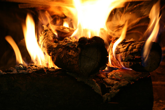 Feu de cheminée : 6 astuces insoupçonnées pour l'allumer !