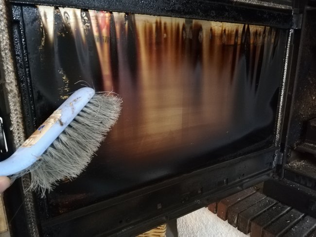 Comment nettoyer la vitre d'une cheminée ou d'un poêle - Forumbrico