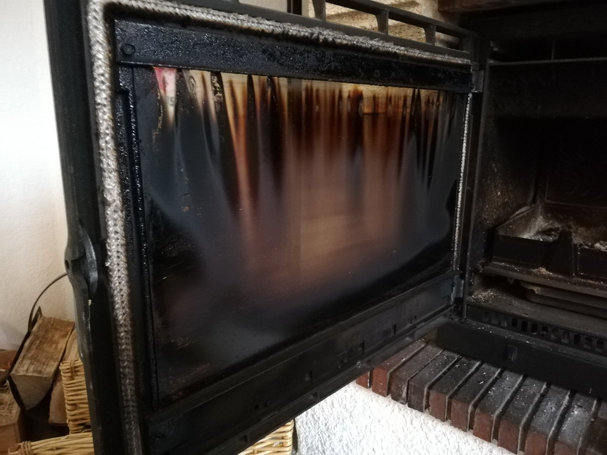 Comment nettoyer une vitre d'insert de cheminée sans produits chimiques ?