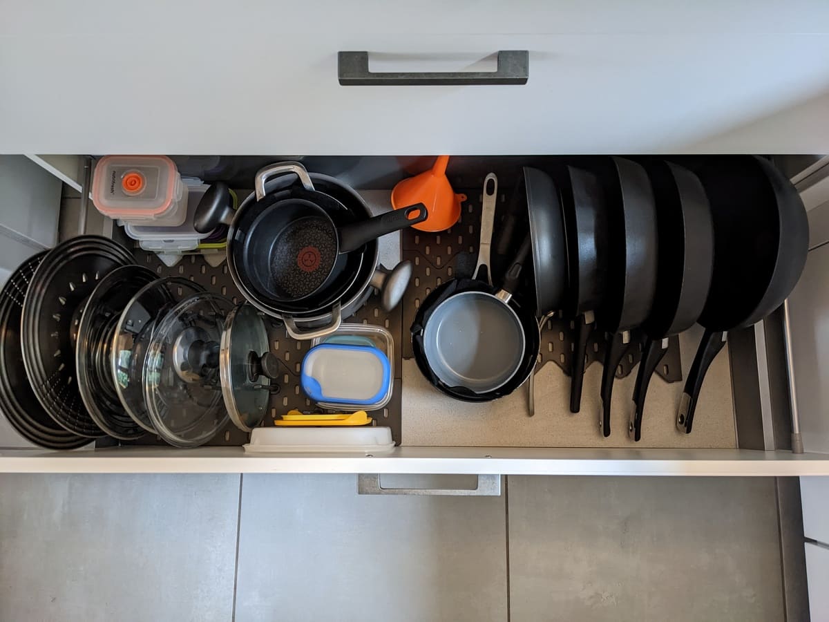 Comment bien ranger ses casseroles et couvercles dans un tiroir de
